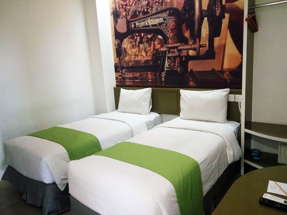 Hotel 88 Kedoya Jakarta Exterior photo
